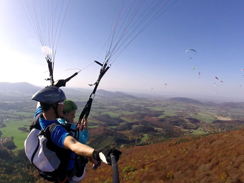 Tandemový paragliding - akrobatický let